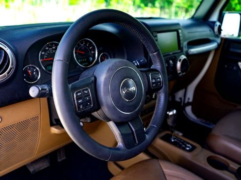 Used 2016 Jeep Wrangler Unlimited Sahara w/ Connectivity Group AWD/4WD image 9