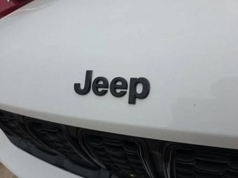 Used 2023 Jeep Grand Cherokee Altitude image 9