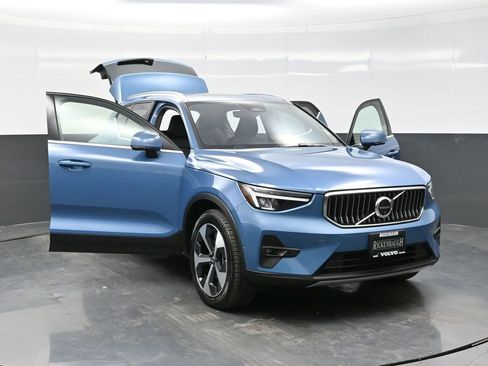 Used 2025 Volvo XC40 B5 Plus image 38