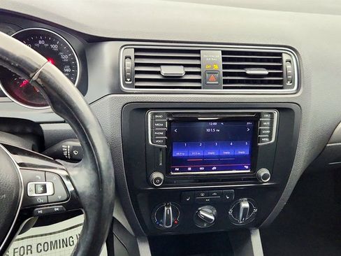 Used 2017 Volkswagen Jetta SE image 18