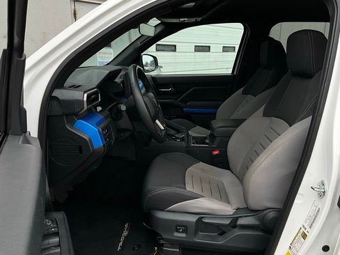 Used 2025 Toyota Tacoma TRD Off-Road image 10