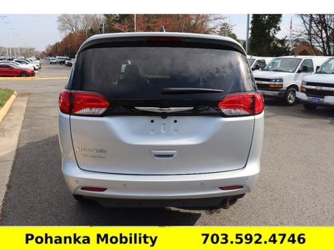 Used 2023 Chrysler Voyager LX FWD image 9