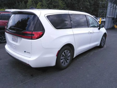 Used 2023 Chrysler Pacifica Touring-L FWD image 3