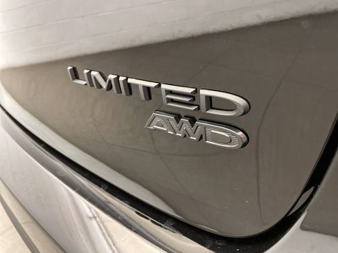 New 2026 Chrysler Pacifica Limited w/ Uconnect Theater Family Group image 5