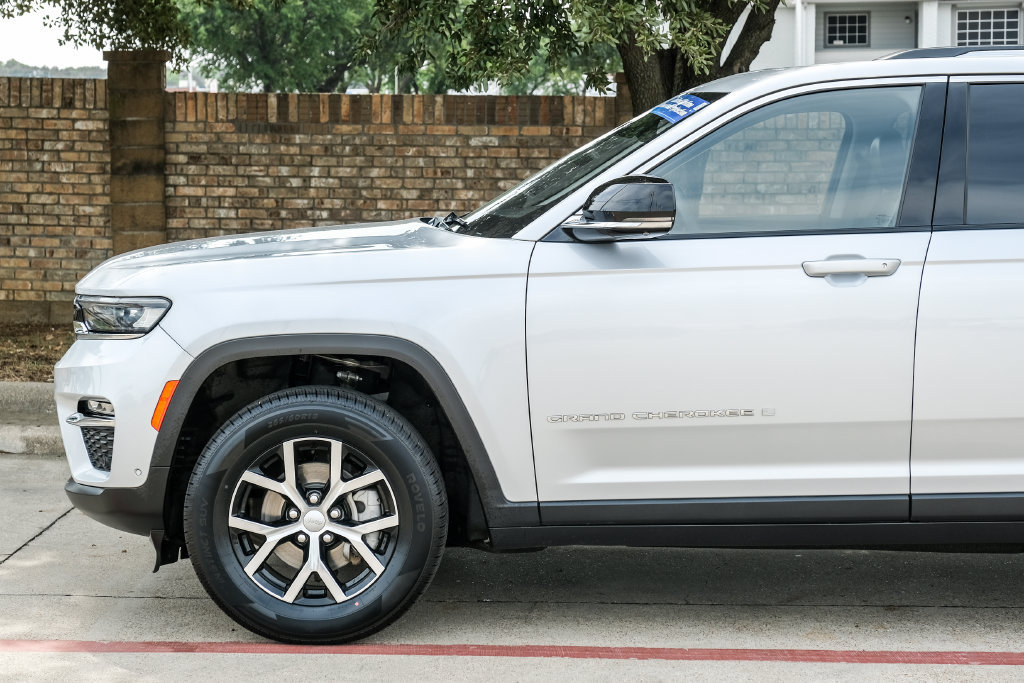Used 2023 Jeep Grand Cherokee Limited w/ Luxury Tech Group II AWD/4WD image 22