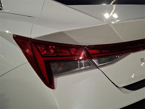 Used 2024 Hyundai Elantra Limited image 14