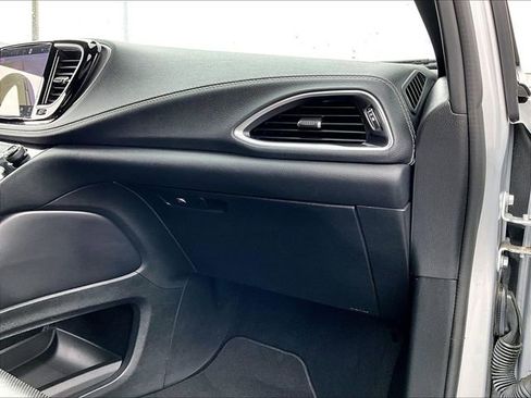 Used 2023 Chrysler Pacifica Limited w/ S Appearance Package image 13