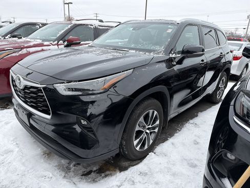 Used 2024 Toyota Highlander XLE image 3