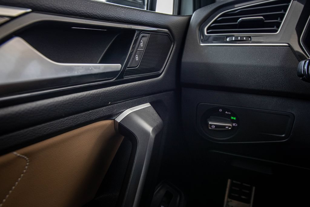 Certified 2024 Volkswagen Tiguan SE R-Line FWD image 33