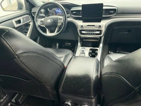 Used 2021 Ford Explorer XLT w/ Equipment Group 202A AWD/4WD image 39