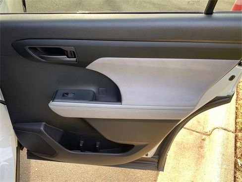 Used 2020 Toyota Highlander L w/ Phone Cable & Charge Package image 34
