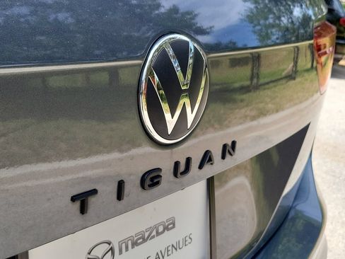 Used 2022 Volkswagen Tiguan SE w/ Panoramic Sunroof Package FWD image 8