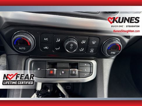 Used 2023 GMC Acadia SLT image 32