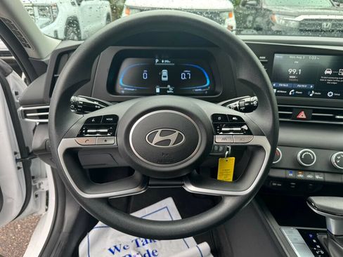 Used 2026 Hyundai Elantra SE FWD image 5