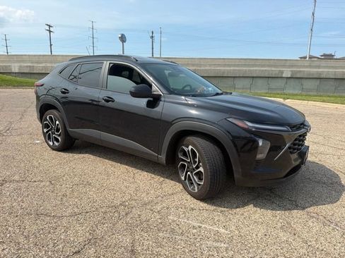 Used 2024 Chevrolet Trax RS w/ Sunroof Package FWD image 2
