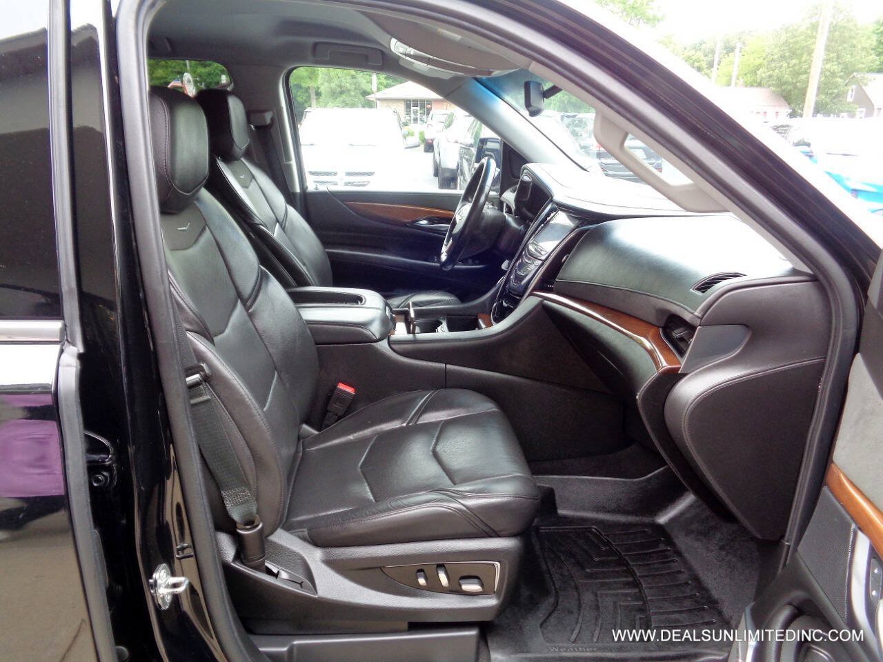 Used 2019 Cadillac Escalade ESV 4WD image 34