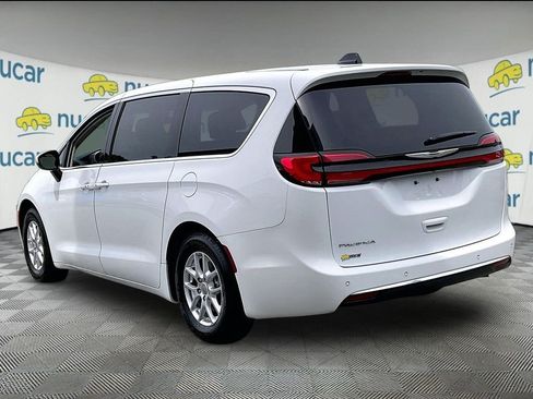 Used 2023 Chrysler Pacifica Touring-L FWD image 4