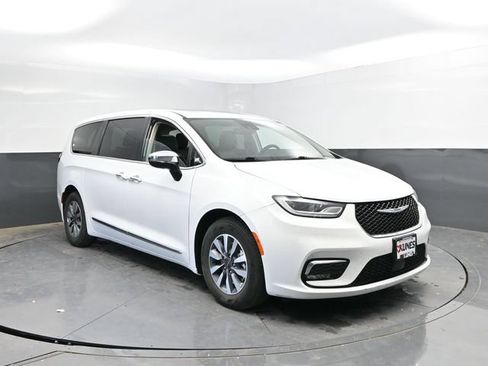 Used 2023 Chrysler Pacifica Limited FWD image 6