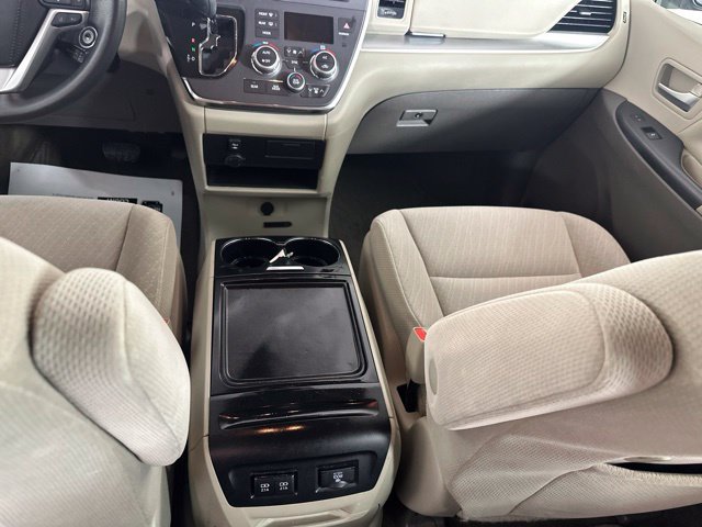 Used 2018 Toyota Sienna LE w/ Carpet Mat Package AWD/4WD image 20