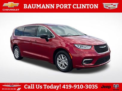 Used 2025 Chrysler Pacifica Select