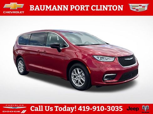 Used 2025 Chrysler Pacifica Select FWD image 1