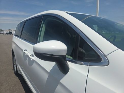 Used 2023 Chrysler Pacifica Touring-L FWD image 5