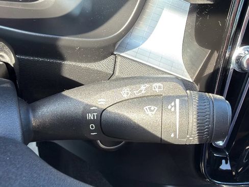 Used 2022 Volvo XC40 T4 Momentum FWD image 13