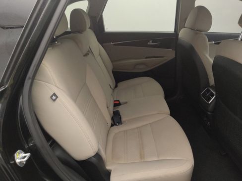 Used 2018 Kia Sorento FWD image 19