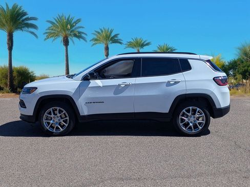 Used 2024 Jeep Compass Latitude image 2