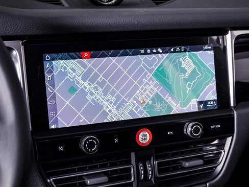 Certified 2025 Porsche Macan image 22