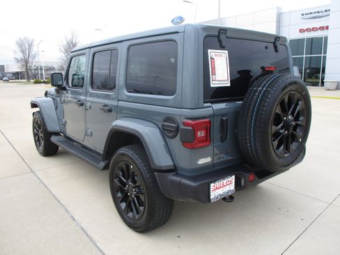 Used 2025 Jeep Wrangler Unlimited Sahara AWD/4WD image 4