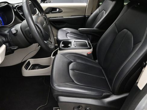 Used 2024 Chrysler Pacifica Touring-L image 18