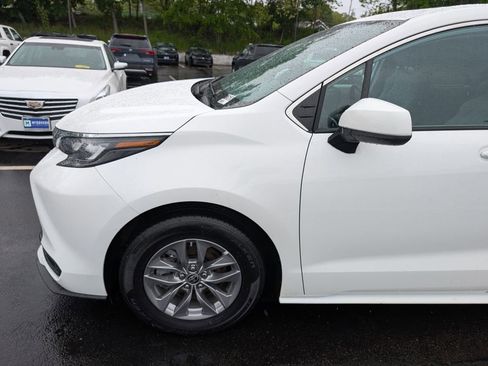 Used 2024 Toyota Sienna LE w/ LE Plus Package AWD/4WD image 2