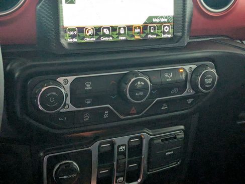 Used 2022 Jeep Gladiator Rubicon w/ LED Lighting Group AWD/4WD image 18