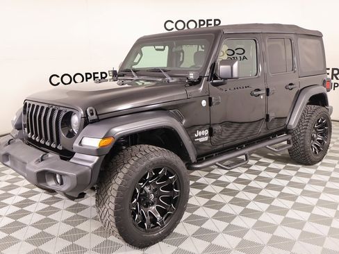 Used 2018 Jeep Wrangler Unlimited Sport image 9