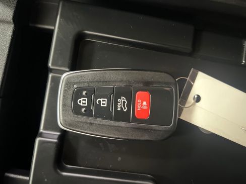Used 2020 Toyota Highlander XLE FWD image 33