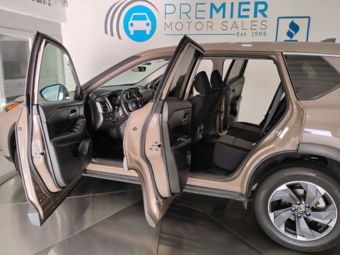 Used 2024 Nissan Rogue SV FWD image 7