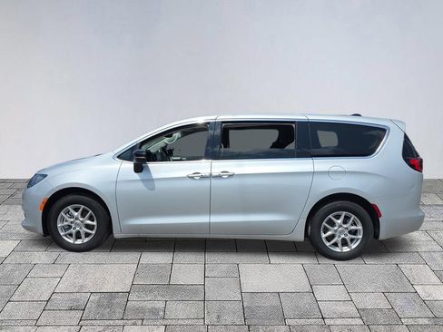 Used 2024 Chrysler Voyager LX FWD image 4