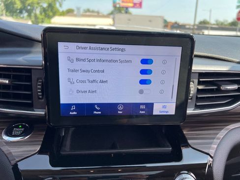 Used 2021 Ford Explorer Limited w/ Equipment Group 301A AWD/4WD image 17