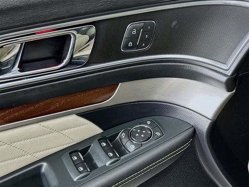Used 2019 Ford Explorer Platinum image 18
