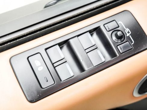 Used 2023 Land Rover Discovery Metropolitan Edition AWD/4WD image 47