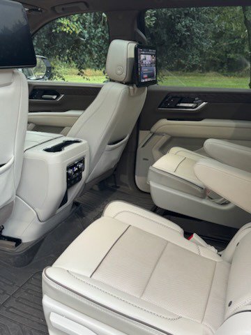 Used 2025 GMC Yukon XL Denali w/ Advanced Technology Package AWD/4WD image 9