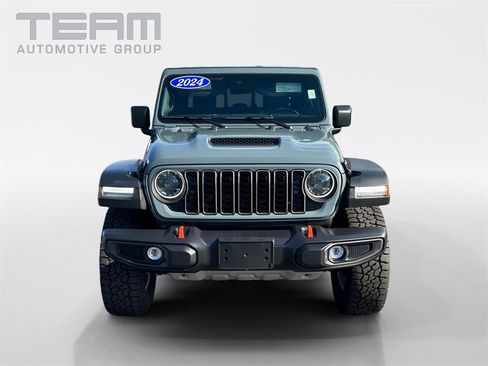 Used 2024 Jeep Gladiator Mojave w/ Convenience Group image 2