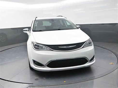 Used 2020 Chrysler Pacifica Limited image 2
