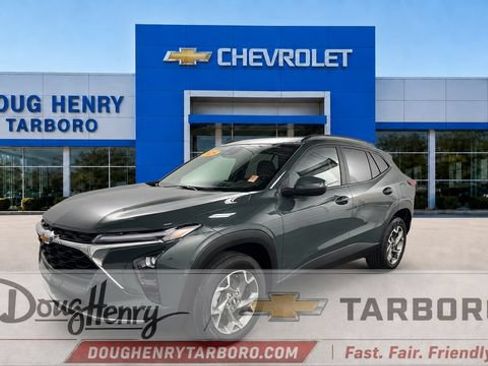 Used 2025 Chevrolet Trax LT FWD image 1
