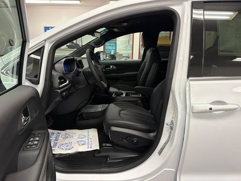 New 2027 Chrysler Pacifica LX FWD image 6