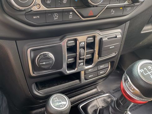 Used 2020 Jeep Wrangler Unlimited Sahara AWD/4WD image 30