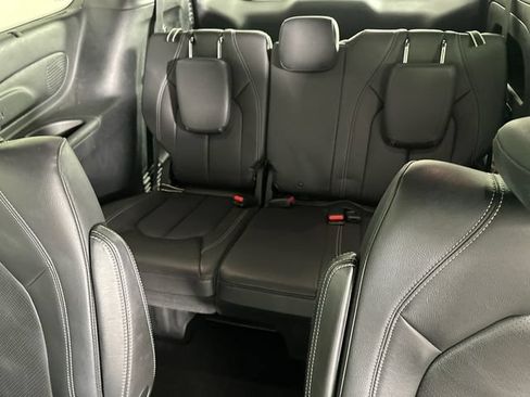 Certified 2018 Chrysler Pacifica Touring-L w/ Premium Audio Group FWD image 16