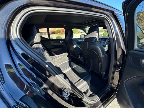 Used 2021 Volvo XC40 T5 R-Design w/ Climate Package image 17