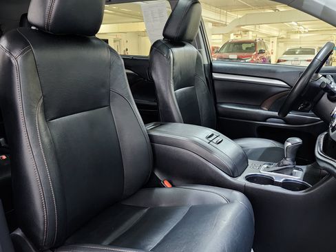 Used 2019 Toyota Highlander XLE AWD/4WD image 25